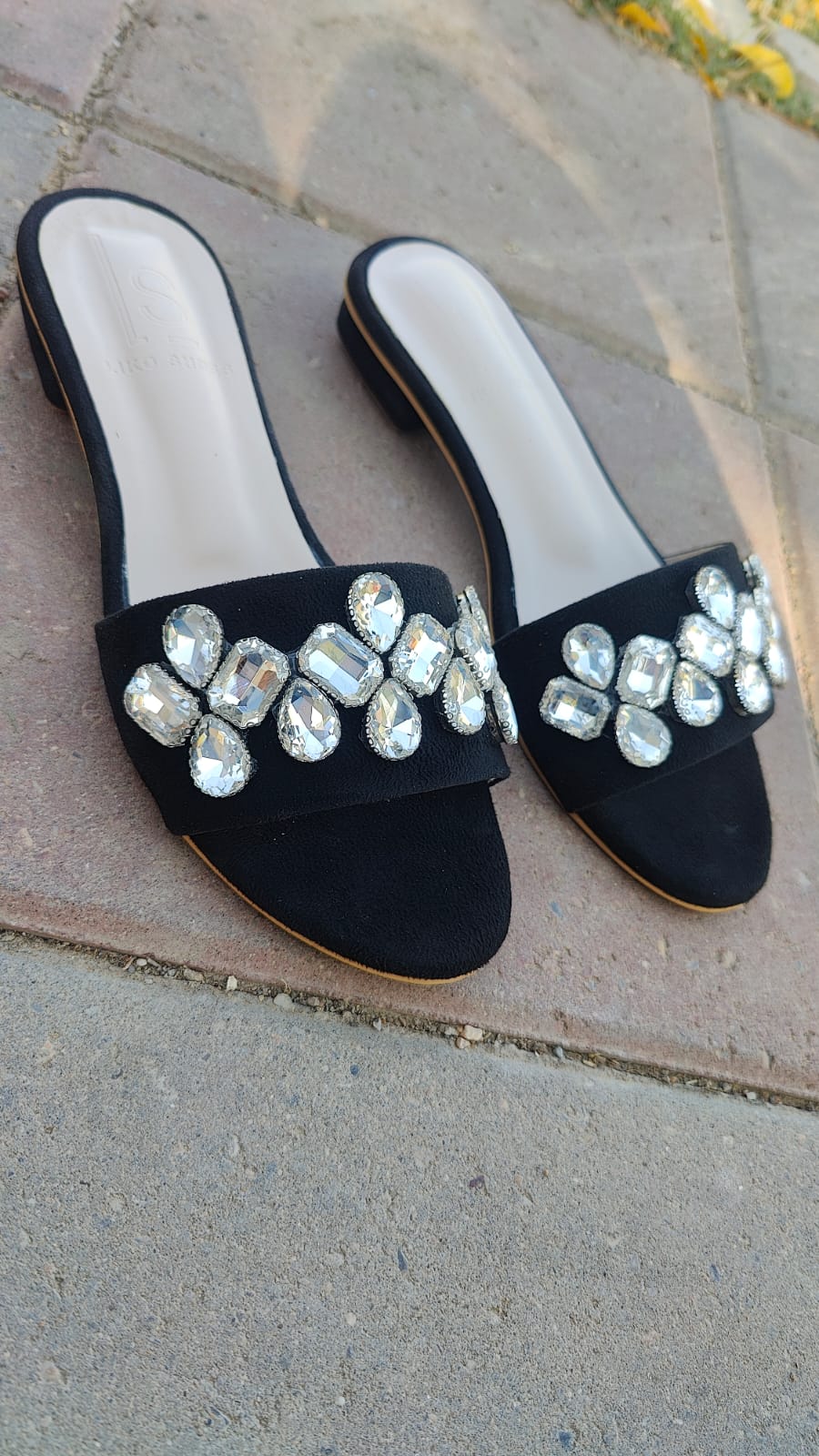 Majestic Glow – Signature Crystal Elegance Slides